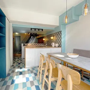 Appartement Atypique Au Pied Du Sacre Coeur, Parijs
